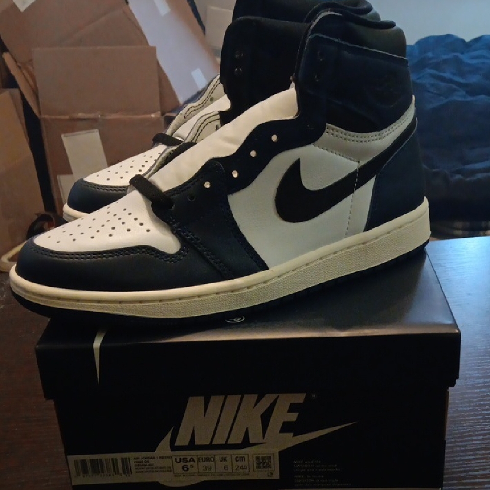 Jordan 1 Retro High OG "Midnight Navy" M6.5/W8 NEW W/OG BOX - Picture 3 of 9
